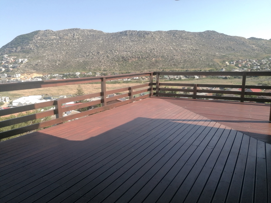 To Let 4 Bedroom Property for Rent in Glencairn Heights Western Cape